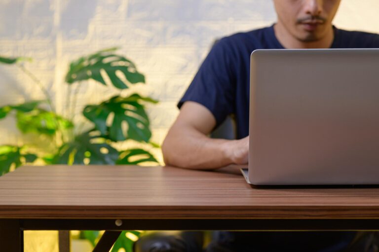 Pessoa trabalhando como freelancer em 2026